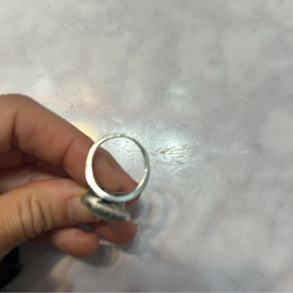 cute vintage looking ring its super light pre-owned 8 - Picture 3 of 6